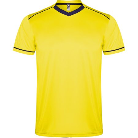 Póló és nadrág sportos együttese